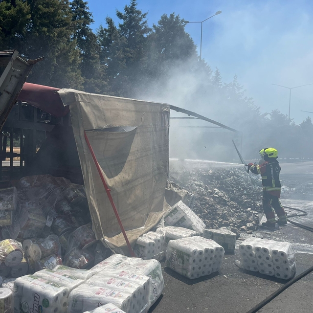 Balıkesir'de seyir halindeyken devrilen tır yandı