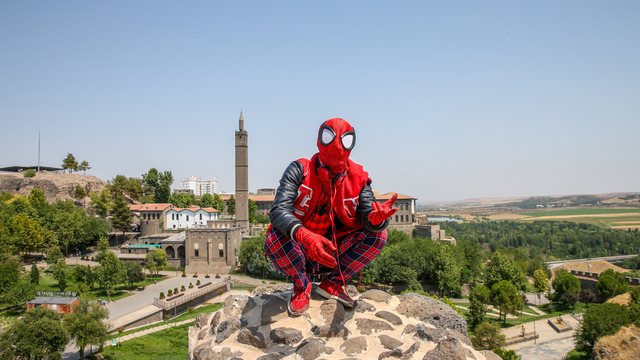 Türkiye'yi gezen "Örümcek Adam" Diyarbakır'da