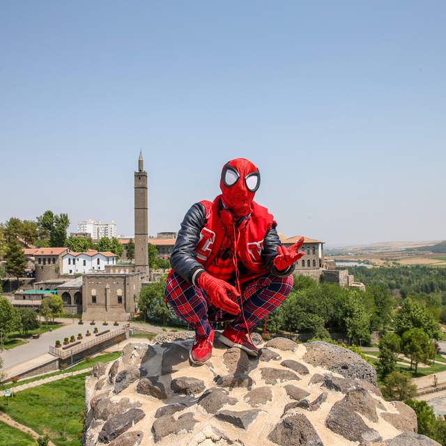 Türkiye'yi gezen "Örümcek Adam" Diyarbakır'da