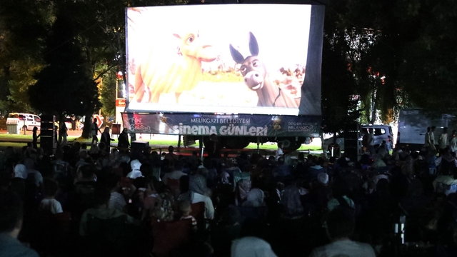 Melikgazi Belediyesinin Açık Hava Sinema Günleri etkinliği sürüyor