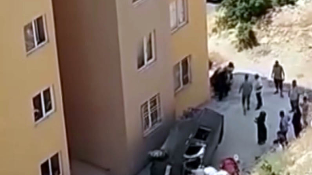 Hafif ticari aracın sitenin bahçesine düştüğü kaza kamerada