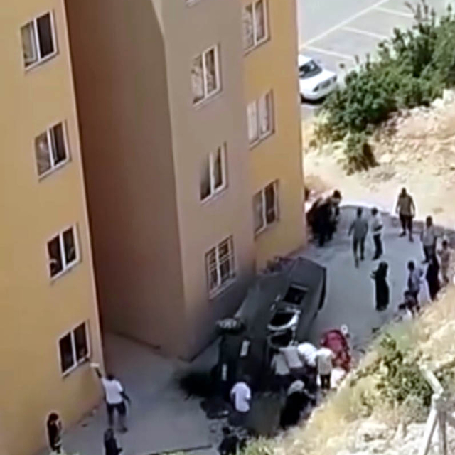 Hafif ticari aracın sitenin bahçesine düştüğü kaza kamerada