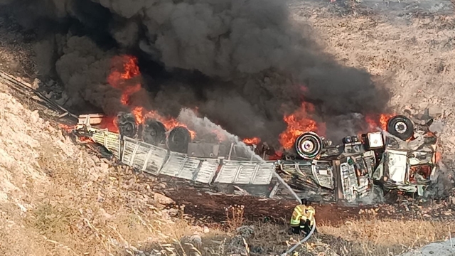 Şanlıurfa'da şarampole devrilen TIR alev aldı