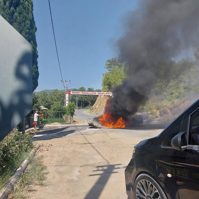 Alanya'da seyir halindeki otomobil yandı