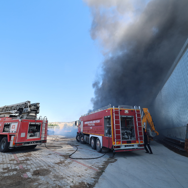 Fabrika bahçesinde yangın; 2 işçi dumandan etkilendi