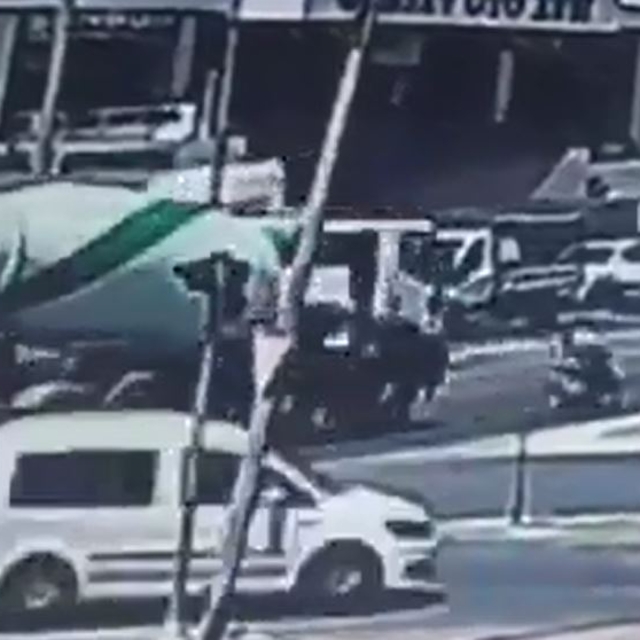 Beton mikserinin çarptığı motosikletin sürücüsü yaralandı, yanındaki annesi...