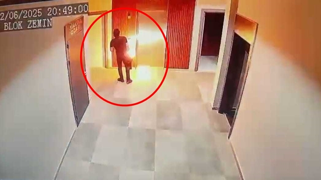 Elektrikli skuterinin bataryası elinde patladı; o anlar kamerada