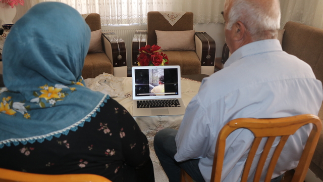 Orman işçisinin yangın söndürme çalışmasından selam göndermesi ailesini duygulandırdı