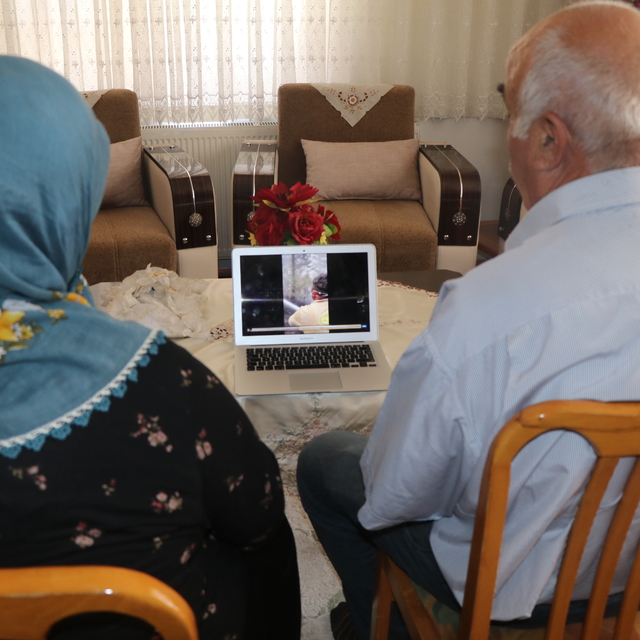 Orman işçisinin yangın söndürme çalışmasından selam göndermesi ailesini duy...