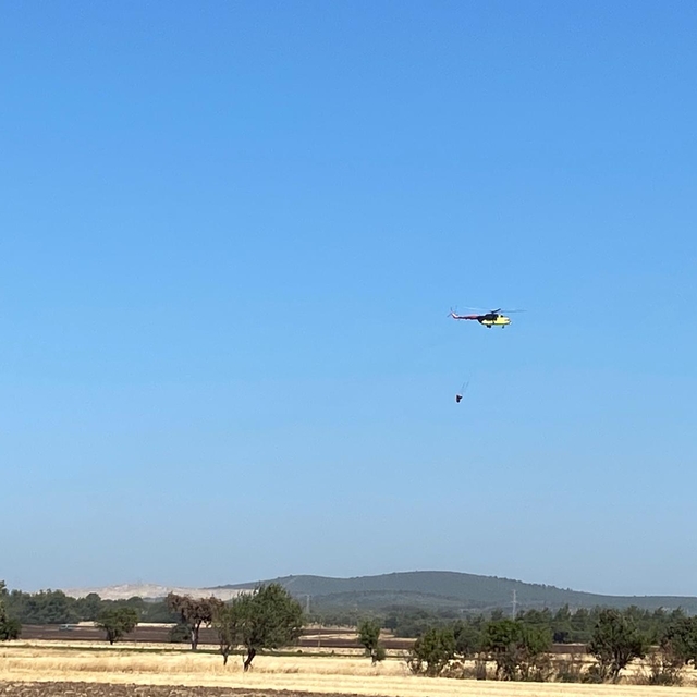 Çanakkale'de tarım arazisinde çıkan yangına havadan ve karadan müdahale edi...