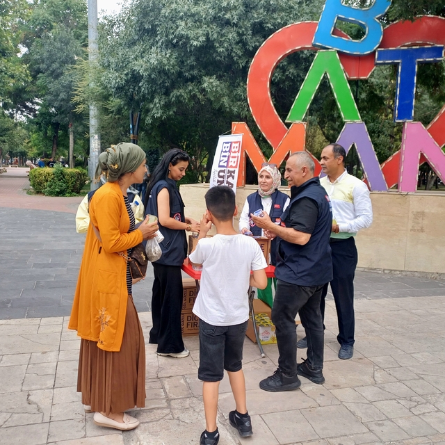 Batman'da sıcaktan bunalan vatandaşlara su ve limonata ikram edildi