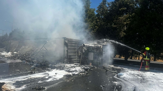 Balıkesir'de devrilip, alev alan TIR'ın şoförü yaralandı