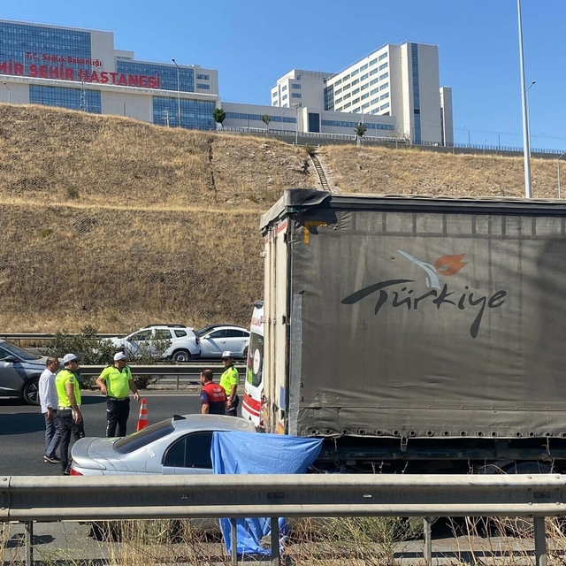 İzmir'de otomobil, TIR'a çarptı: 1 ölü, 1 yaralı