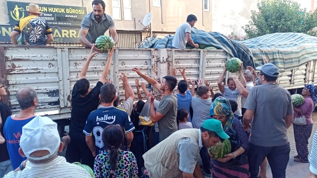 Çay'da hayırsever iş insanı vatandaşlara bir tır karpuz dağıttı