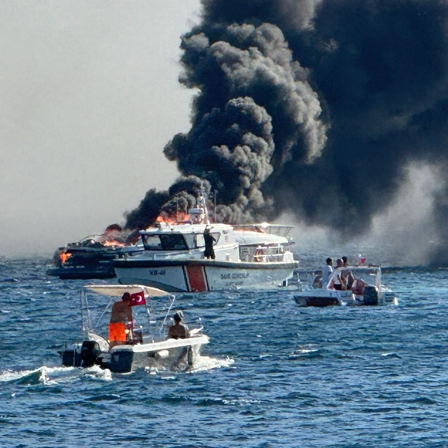 Erdek'te 15 metrelik 'ILLUSION' isimli yat alev alev yandı; 4 kişi kurtarıl...