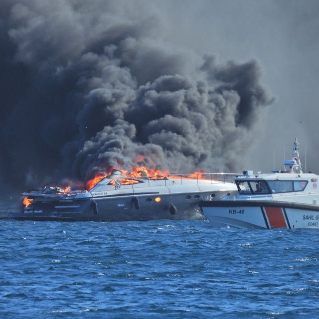 Balıkesir'in Erdek ilçesinde lüks yatta yangın çıktı
