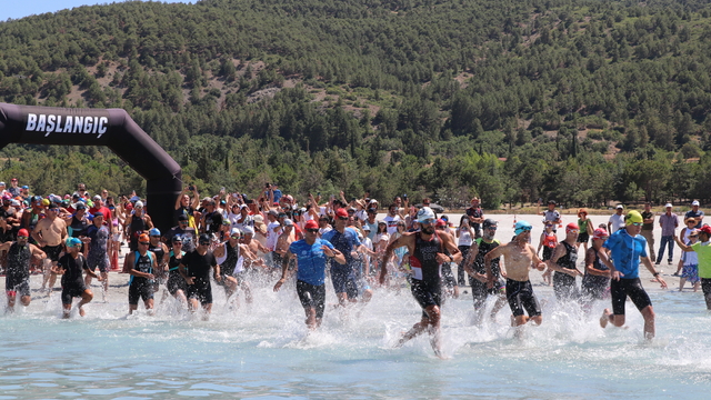 Salda Gölü'nde triatlon heyecanı yaşandı