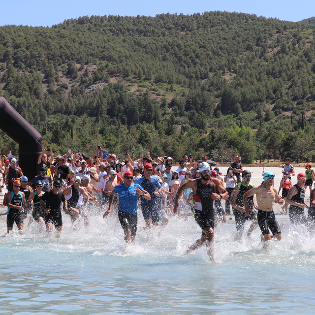 Salda Gölü'nde triatlon heyecanı yaşandı