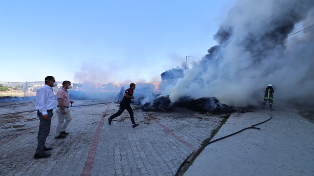Burdur'da fabrikanın bahçesinde çıkan yangında 2 kişi dumandan etkilendi