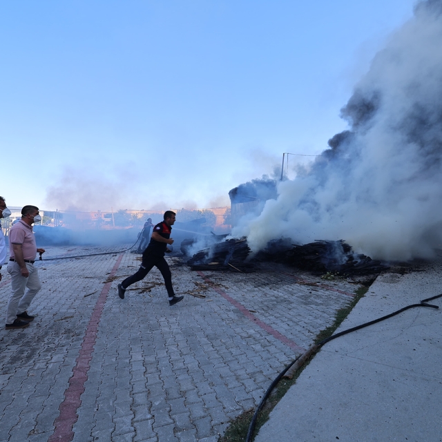 Burdur'da fabrikanın bahçesinde çıkan yangında 2 kişi dumandan etkilendi