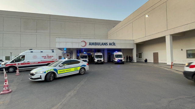 Kayseri'de kamyonla çarpışan otomobildeki 2 polis yaralandı