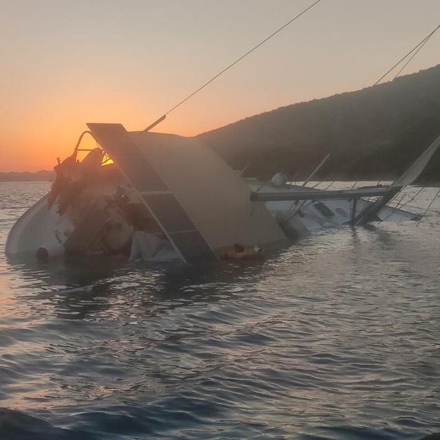 Bodrum'da kayalıklara çarptıktan sonra yan yatan teknedeki 5 kişi kurtarıld...