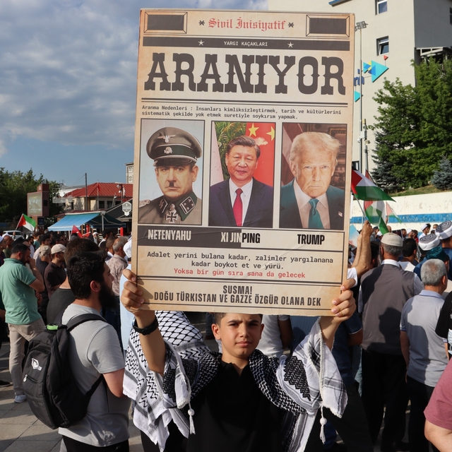 Erzurum'da sağlık çalışanları ve sivil toplum kuruluşları Gazze için yürüdü