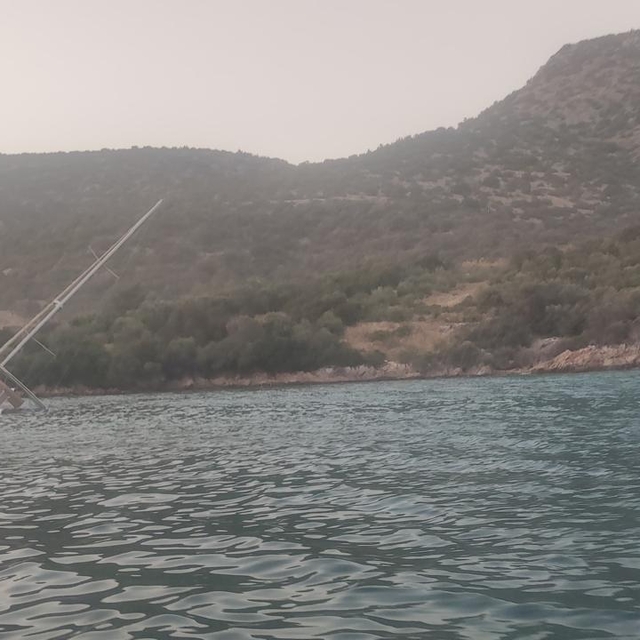 Bodrum'da kayalıklara sürten yelkenli tekne karaya oturdu; 5 kişi kurtarıld...