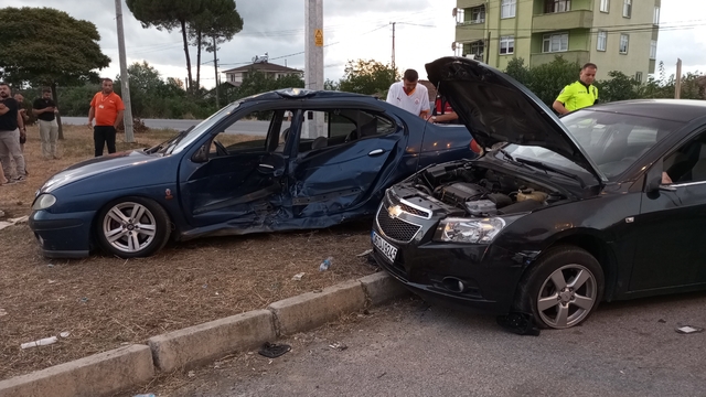 Samsun'da iki otomobil çarpıştı, 8 kişi yaralandı
