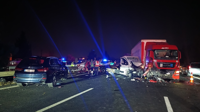 Adana'da TIR, yol kenarındaki 3 araca çarptı; 8 yaralı