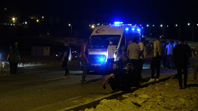 Aydınlatma direğine çarpan motosikletin sürücüsünün bacağı koptu