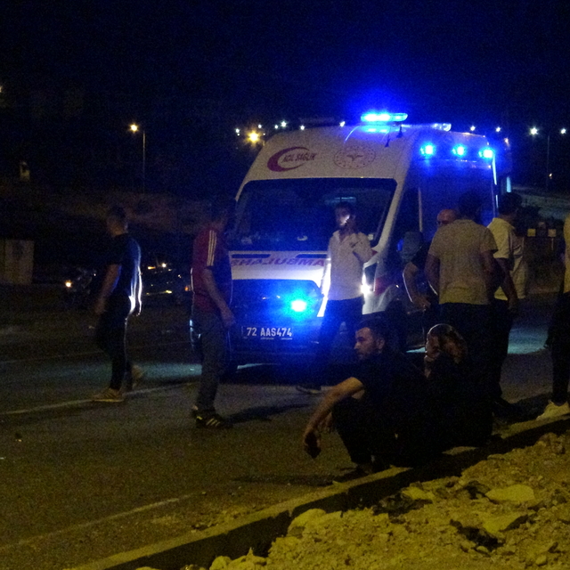 Aydınlatma direğine çarpan motosikletin sürücüsünün bacağı koptu