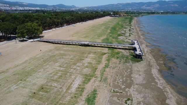 İznik Gölü'nde bir dönem deniz otobüsünün yanaştığı iskele karada kaldı