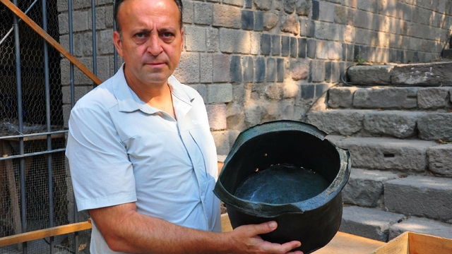 Pergamon'daki 'Mozaikli Ev'de 1400 yıllık bronz kazan bulundu