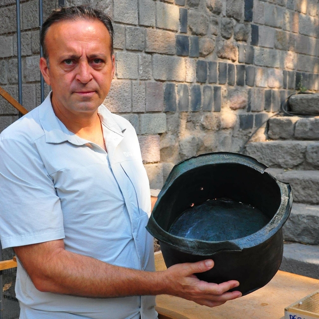 Pergamon'daki 'Mozaikli Ev'de 1400 yıllık bronz kazan bulundu