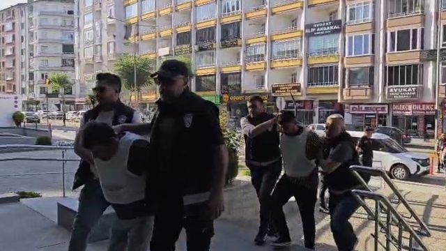 Pazarda 1 kişinin öldüğü kavganın 2 şüphelisi, çelik yelek giydirilerek adliyeye sevk edildi