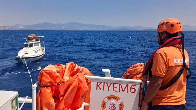 Bodrum açıklarında sürüklenen teknedeki 2 kişi kurtarıldı