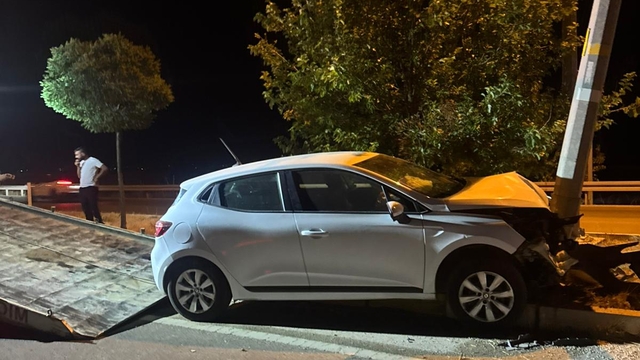 Afyonkarahisar'da aydınlatma direğine çarpan otomobildeki 4 kişi yaralandı