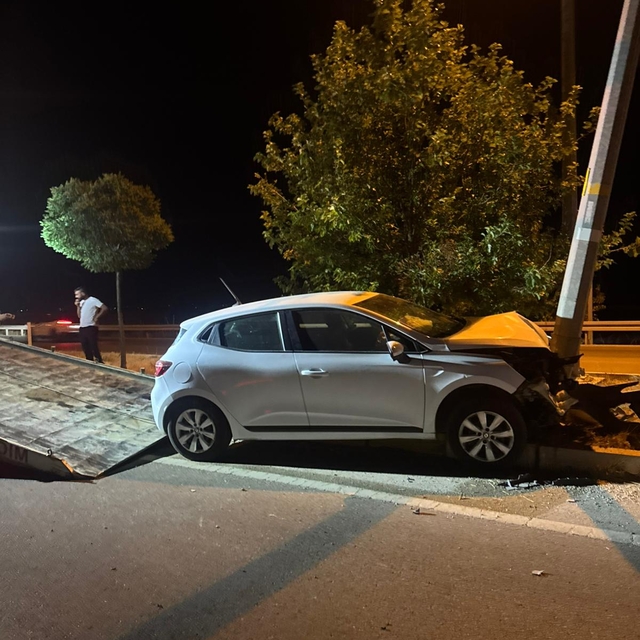 Afyonkarahisar'da aydınlatma direğine çarpan otomobildeki 4 kişi yaralandı