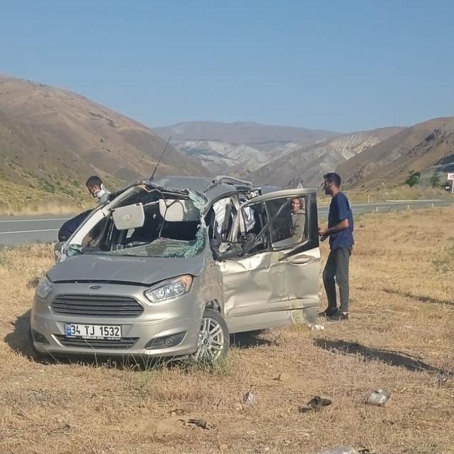 Erzincan'da takla atan hafif ticari araçtaki 7 kişi yaralandı