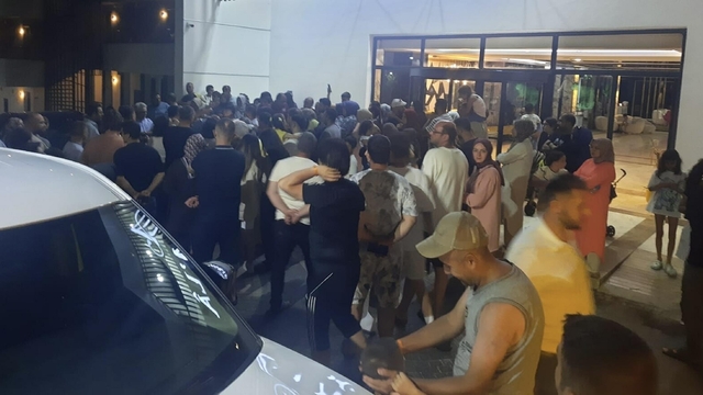 Elektrik kesintisi nedeniyle klimalar çalışmayınca, müşteriler resepsiyona inip tepki gösterdi