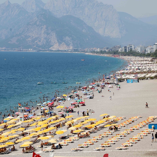 Antalya'da nem yüzde 80'e ulaştı, sahiller doldu