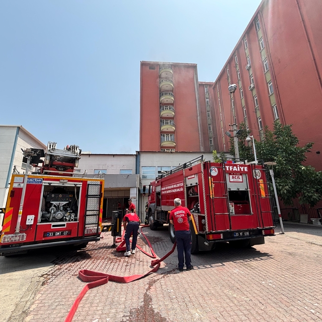 Mersin'de eski hastane binasında çıkan yangın söndürüldü