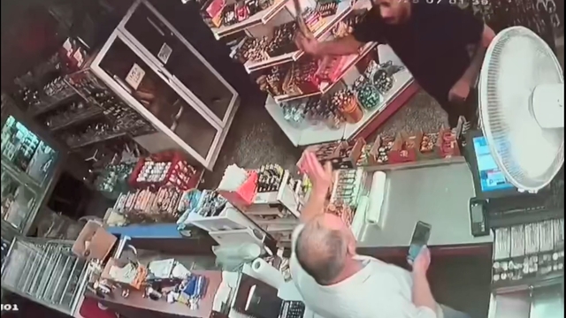 Market sahibine palalı saldırı kamerada