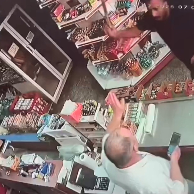 Market sahibine palalı saldırı kamerada