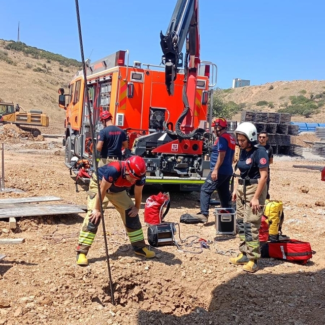 İzmir'de kuyuya düşen kişiyi itfaiye ekipleri kurtardı