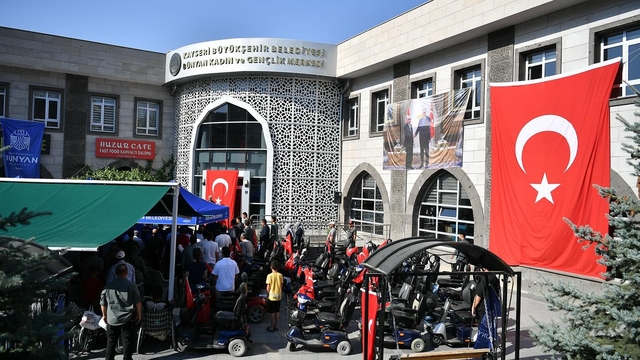 AK Parti Genel Başkanvekili Elitaş, Bünyan'da "Akülü Araç Dağıtım Töreni"ne katıldı