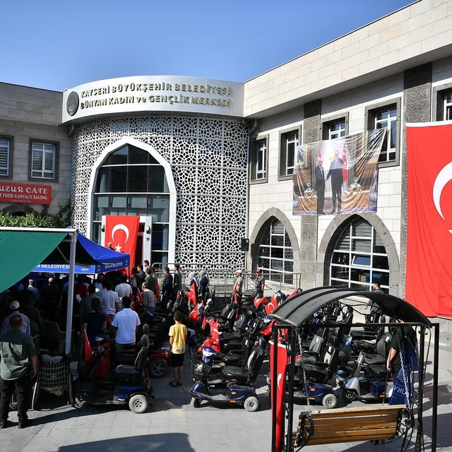AK Parti Genel Başkanvekili Elitaş, Bünyan'da "Akülü Araç Dağıtım Töreni"ne...
