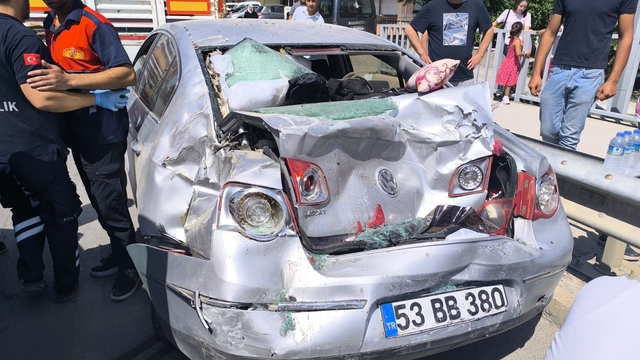 Çorum'da 3 aracın çarpışması sonucu 6 kişi yaralandı