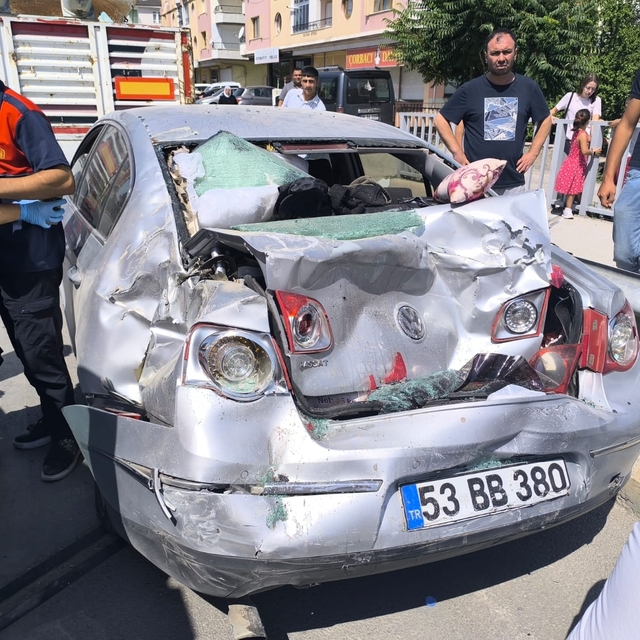 Çorum'da 3 aracın çarpışması sonucu 6 kişi yaralandı